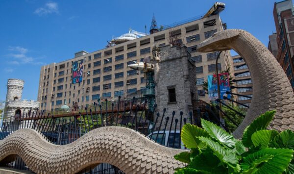A building in St. Louis has a veritable playground on the outside.