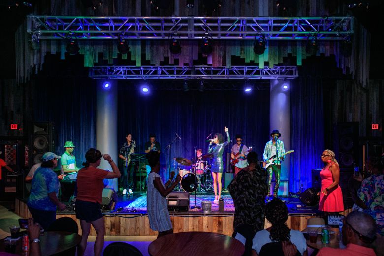 The National Blues Museum has an on-site live music venue.